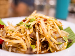 Delicious thai green papaya salad local market food urban setting close-up culinary experience