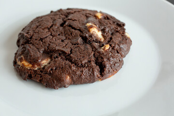 A closeup view of a s'mores cookie.