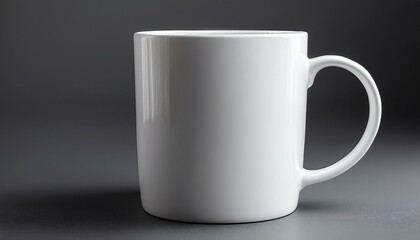 Obraz premium 無地の白いマグカップ、シンプルで洗練された背景に美しいフォルムと質感が際立つクローズアップ 