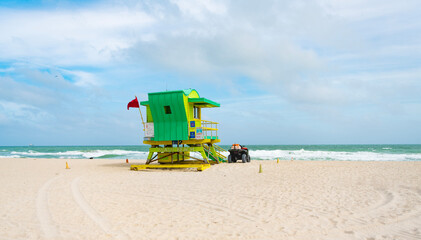Obraz premium Sea vacation in summer. Copy space advertisement. Lifeguard hut on the beach in Miami, Florida. Lifeguard station at beach. Miami South Beach. Lifeguard tower in South beach. Summer vacation