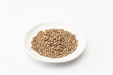 お皿に入ったホワイトペッパーのホール