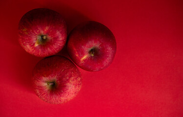 赤背景に美味しそうなリンゴ