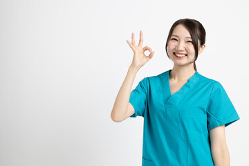 手術着を着た女性の医者