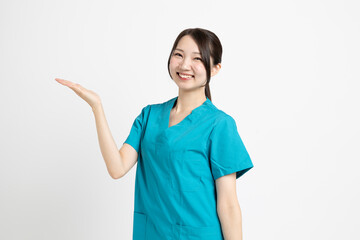 手術着を着た女性の医者