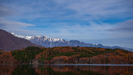 Fototapeta premium 紅葉と雪の北アルプス 青木湖 長野県大町市