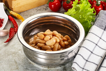 White canned beans in the bowl