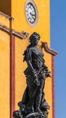Statue of Parroquia de Basilica Colegiata de Nuestra Senora de Guanajuato at daytime