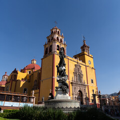Obraz premium Parroquia de Basilica Colegiata de Nuestra Senora de Guanajuato at daytime
