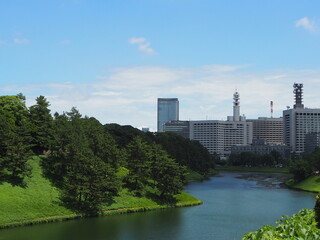 皇居の濠とビル