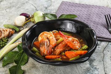 Prawn with asparagus and spices