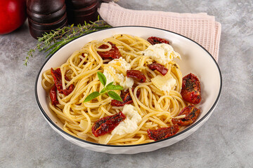 Italian spaghetti with stracciatella and tomato