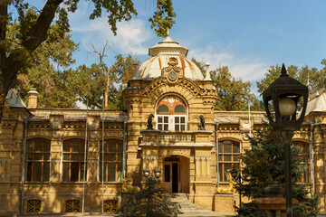 Naklejka premium A large building with a dome on top and a lamp post in front