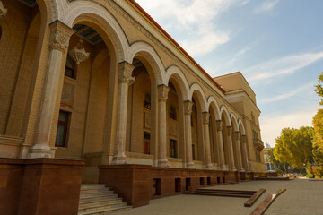 Obraz premium The building has arched windows and a large archway