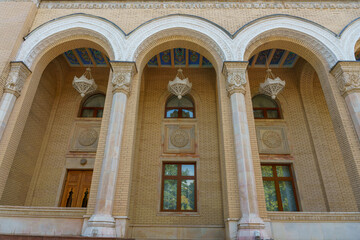 Obraz premium The building has a lot of arches and windows