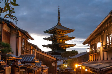 Fototapeta premium The Yasaka Pagoda, also known as the Tower of Yasaka, is a Buddhist pagoda located in Higashiyama-ku, Kyoto, Japan