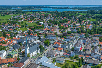 Die Marktgemeinde Prien am Chiemsee am oberbayerischen Alpenrand von oben 