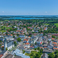 Ausblick auf den Kurort Prien am westlichen Chiemsee-Ufer im Chiemgau im Sommer