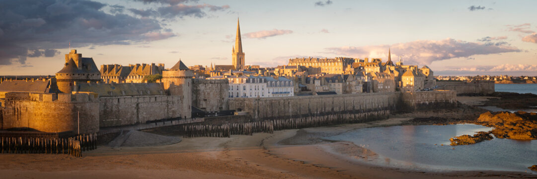 ville avec remparts et plage, la cit&eacute; de Saint Malo en Bretagne en format panoramique