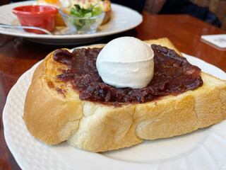 モーニングセット つぶあんホイップクリームトースト