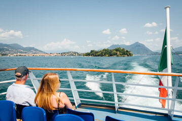 Un couple amoureux sur un bateau en vacances au Lac Majeur. Vacances de touristes en Italie. Homme et femme de dos sur la mer. Belle Italie