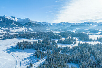 Ausblick auf das verschneite Allgäu bei Ofterschwang-Tiefenberg im Hochwinter