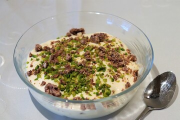 Schüssel mit Quarkspeise und Gewürzen