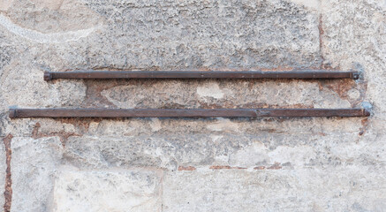 Tuch und Leinenelle an der Wand des Wiener Stephandomes Mittelalter Metallst&auml;be