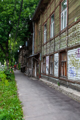Obraz premium Wandering along a quaint Nizhny Novgorod street, old wooden houses showcase both history and modern art.