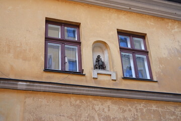 Statue in the facade of a building