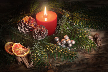 Kerze mit Weihnachtsdekoration