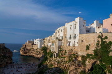 Obraz premium Traditional houses on dramatic cliffs rising from Adriatic sea in Polignano a Mare, Italy