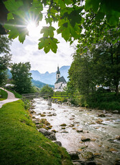 Schöne Berg Straße in Deutschland Alpen. Panorama Sicht auf Feld, Gebirge und Wiese. Kirche Idylle wandern durch Wald und Natur. 