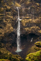 Wasserfall an einem begr&uuml;ntem Fels 