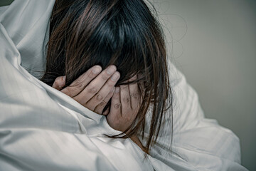 夜の静寂：悲しみと向き合う女性
