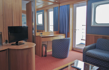 Aussenkabine mit zwei Panoramafenstern auf klassischem Kreuzfahrtschiff - Porthole window cabin suite stateroom onboard classic old style cruiseship Cruise ship liner