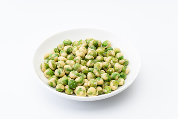 お皿に入ったグリーンピースの豆菓子