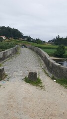Parte do Caminho de Santiago de Compostela Português, passando por ponte antiga de pedras.
