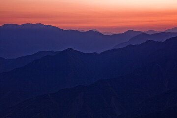 Obraz premium Sunrise view of magnificent layered mountains and colorful clouds background in Taiwan.