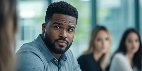 Obraz premium A black man is sitting with women and talking to them at home