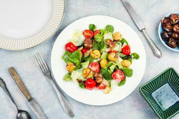Salad of fresh vegetables and roasted chestnuts