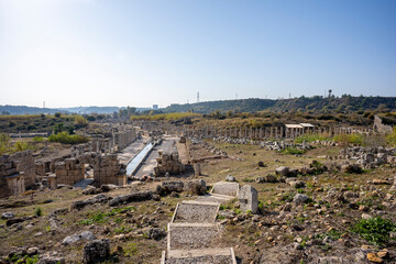 Obraz premium Rows of columns in Perge, Antalya, Turkey. Remains of colonnaded street in Pamphylian ancient city.Rows of columns in Perge, Antalya, Turkey. Ancient Kestros Fountain. Aksu, Antalya