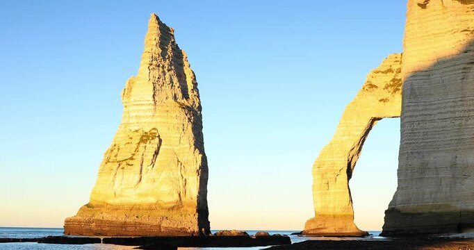La Porte d'Aval au coucher du soleil au site d'&Eacute;tretat en Normandie
