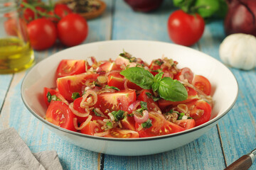 A bowl with Romanian tomato salad de Rosii	