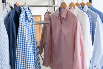 Hemden und Blusen pr&auml;sentieren im Verkauf