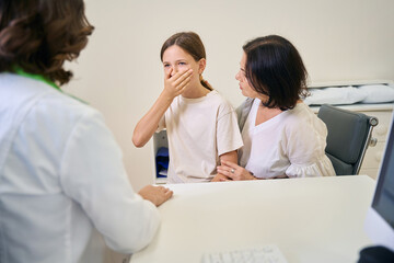 Obraz premium Teenage girl at an appointment with a family doctor