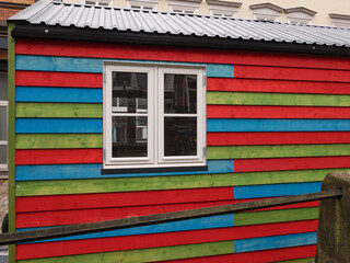 Holzhütte mit bunten Brettern
