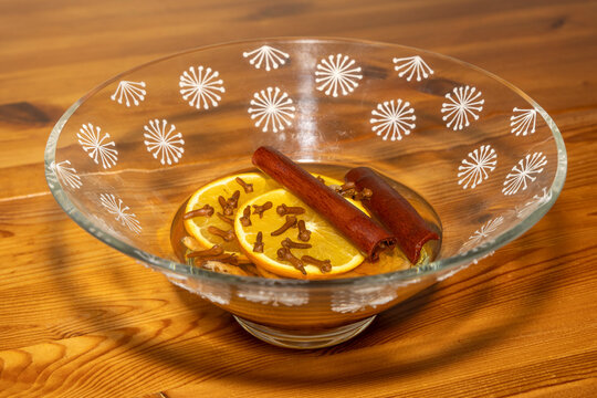 Ein hei&szlig;es Potpourri verstr&ouml;mt bei erhitzen wohlriechende Aromen, Glasschale mit Zimt, Orangen und Nelken