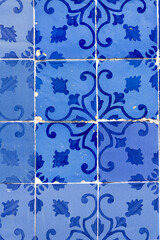 florales Muster aus blauen Kacheln