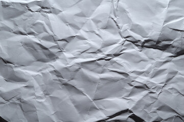 Un folio blanco arrugado con textura y sombras