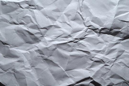 Un folio blanco arrugado con textura y sombras